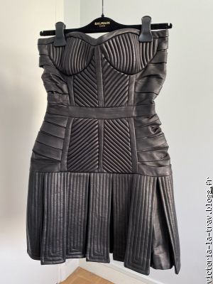 une de mes robes Balmain en cuir si sexy enti&egrave;rement zipp&eacute;e derri&egrave;re